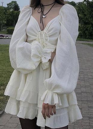 Сукня міні муслінова з рюшами бренду mbocharova