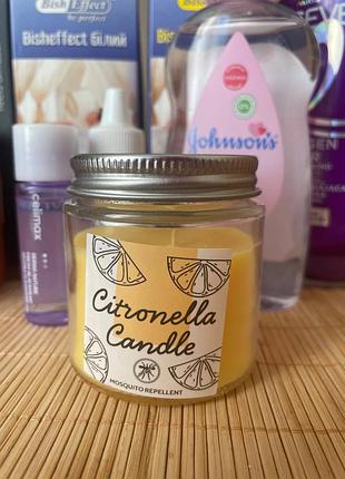 Жовта ароматична свічка citronella у скляній банці з металевою кришкою, яка призначена для відлякування комах (комарів)