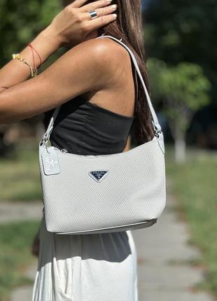 Сіра сумка через плече з дизайном prada