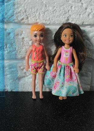Набор barbie club chelsea, который включает в себя маленьких друзей барби.
