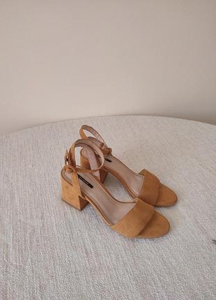 Босоножки женские