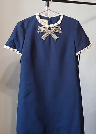 Короткое женское платье valentino couturе из крепа, украшенное вышивкой