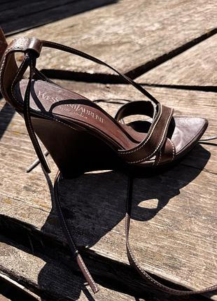 Босоніжки yves saint laurent ysl шкіряні на танкетці 39