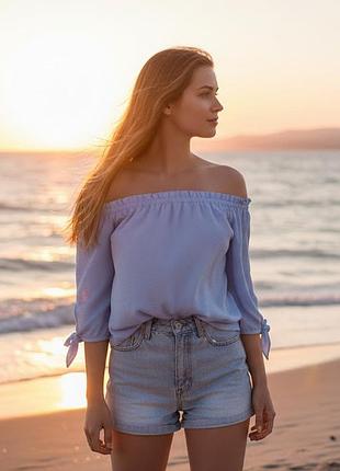 Блуза з відкритими плечима небесного кольору від bershka