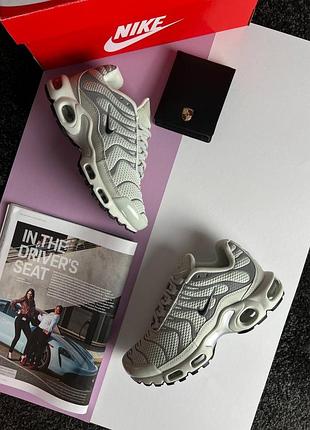 Жіночі кросівки nike air max plus light olive reflective