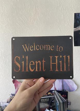 Металева табличка на тематику гри silent hill