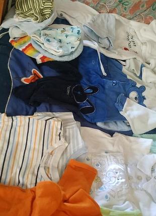 Величезна сумка одягу.