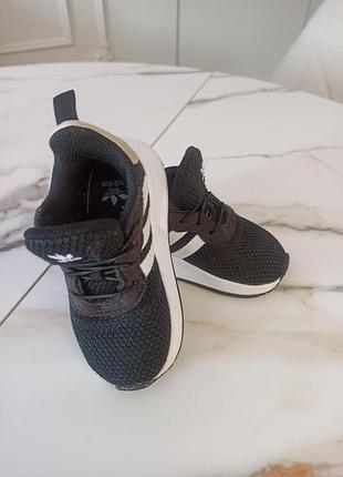Детские кроссовки adidas x_plr s el i черного цвета с белыми фирменными полосками и эластичными шнурками