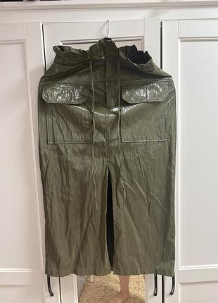 Довга спідниця кольору хакі від бренду zara з блискучим покриттям та накладними кишенями.