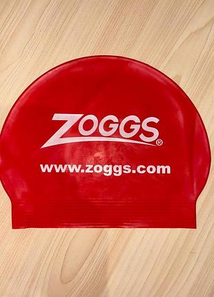 Красная силиконовая шапочка для плавания бренда zoggs