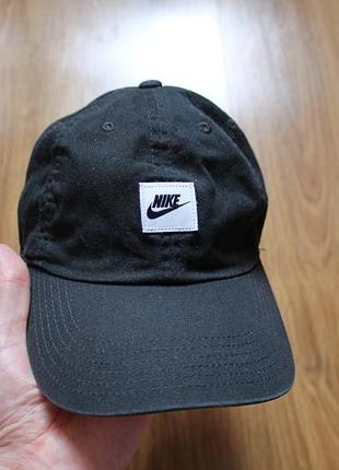 Чорна бавовняна кепка на невеликий/середній обєм nike club unstructured futura wash cap з фірмовим прямокутним патчем