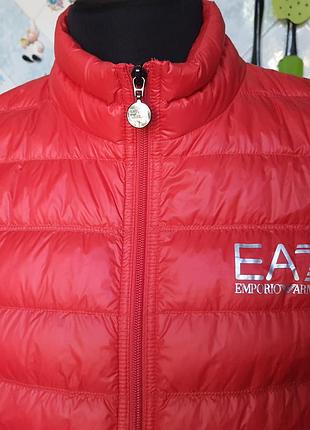 Emporio armani ea7 брендовая лёгкая теплая жилетка на натуральном пухе.  размер  m-l