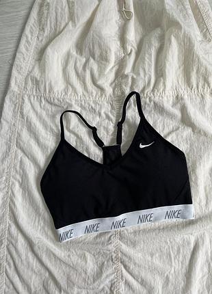 Топ чорного кольору nike