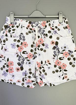 Легкі літні шорти marks & spencer мають білу основу з яскравим рослинним принтом та комфортний еластичний пояс із зав'язками-куліскою