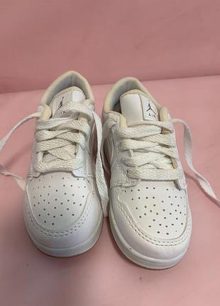 Дитячі кросівки nike air jordan 1 low у класичному повністю білому кольорі (all-white).