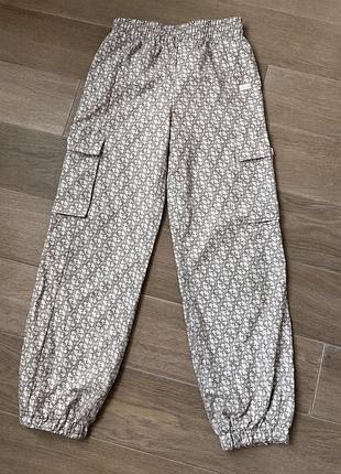 Guess  штани cargo jogger з монограмним принтом, топік guess в подарунок