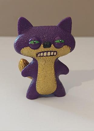 Коллекционная фигурка fuggler (серия gold edition) — персонаж suspicious fox (подозрительная лиса) в фиолетово-золотой расцветке.