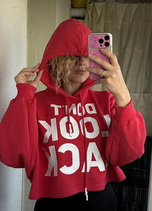 Яскравий червоний укорочений худі bershka з написами