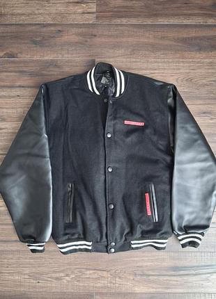 Чоловіча куртка бомбер varsity чорна з логотипом prada, розмір xl