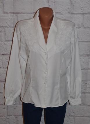 Блуза с объемными рукавами с вышивкой