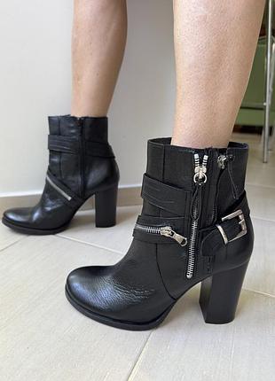 Продам шкіряні черевики bata