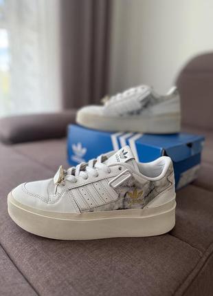Білі кросівки adidas forum bonega з мармуровим принтом та золотистими акцентами