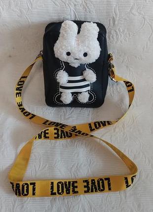 Дитяча сумочка-кросбоді чорного кольору із об'ємною плюшевою іграшкою міффі