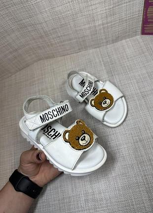 Оригинальные кожаные детские сандалии на липучке moschino