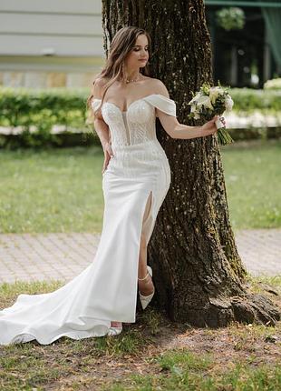 Весільна сукня зі шлейфом.