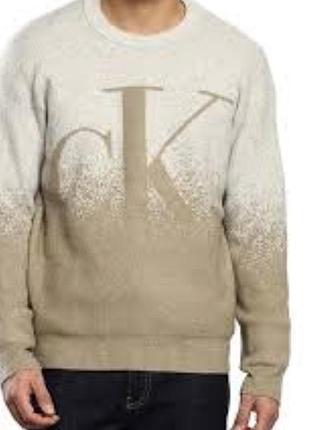 Мужской свитшот бренда calvin klein с эффектом омбре и большим монограммным логотипом «ck» на груди.