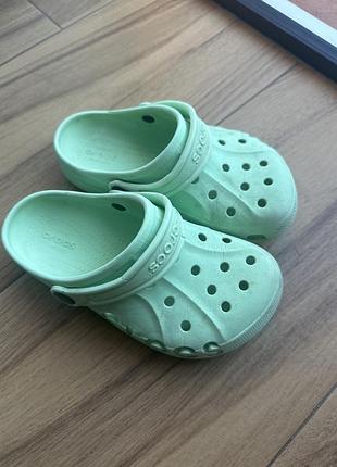 Крокси оригінал crocs j2 для басейну, двору. стан задовільний, але як видно на фото. ціна символічна. зручні, мʼякі