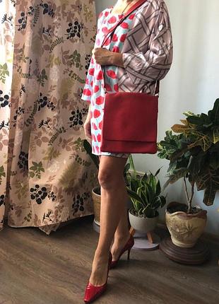 Яскраво-червона сумка-кросбоді з натуральної зернистої шкіри