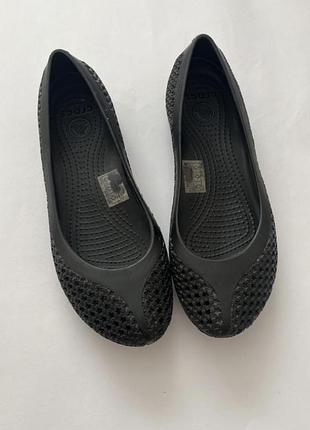 Жіночі балетки crocs, які вирізняються перфорованим візерунком на носку та з боків