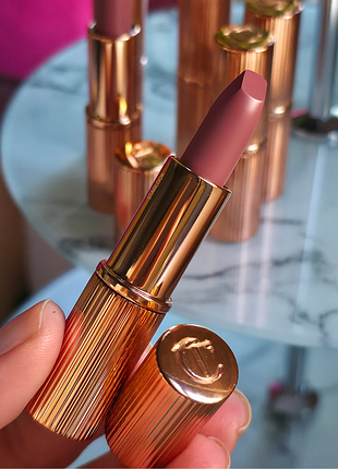 Сатиновая помада charlotte tilbury k.i.s.s.i.n.g satin shine lipstick rose to fame 1.5 г
