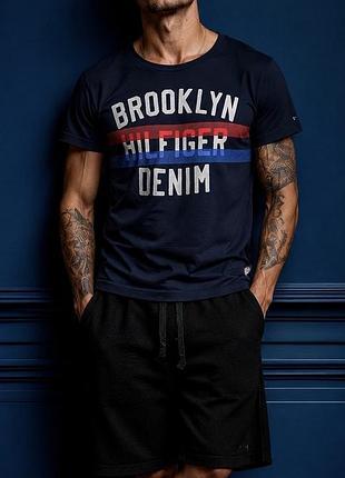 Фірмова футболка tommy hilfiger з вінтажним принтом, розмір s