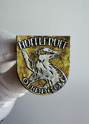 Пін значок металевий брошка гафелпаф hufflepuff гаррі поттер — герб факультету гоґвортсу з борсуком