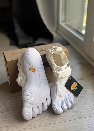 Кросівки на 5 пальців жіночі vibram. five finger shoes, білі 37 розмір,але вони маломірять,тому ідеально підійде на 36 розмір).повністю нові.