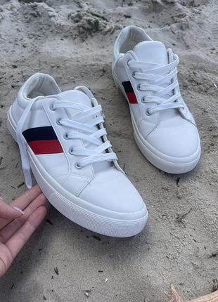 Білі шкіряні макасини