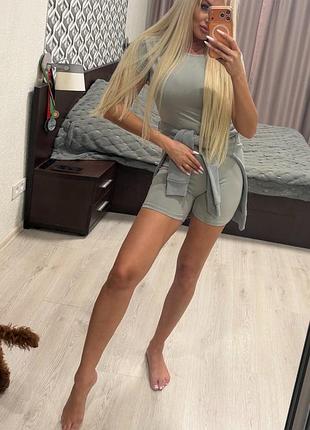 Женский стильный комбинезон с шортами