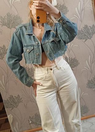 Укороченная джинсовая куртка прямого кроя 
коротка джинсова куртка bershka