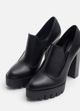 Черные батильоны zara на массивном каблуке и тракторной платформе