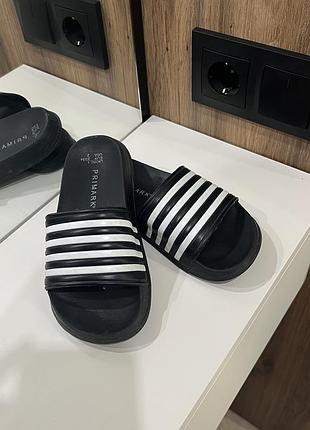 Ншльопанці на хлопчика 33-34р, чорні шльопанці primark