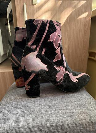 Велюрові ботинки ретро чоботи вельветові ботильйони steve madden модель в квітковий рослинний принт emison, grand, velvet floral стопа 24-24,5 cм
