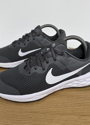 Оригінальні кросівки nike revolution