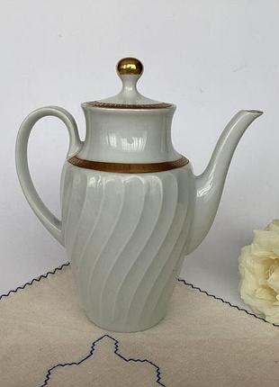Винтажный фарфоровый кофейник «gareis waldsassen». германия (бавария), 1950–1960-ти гг. золочение.