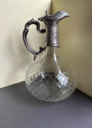 Стеклянный графин (кувшин для вина, claret jug) с металлической оправой и откидной крышкой.