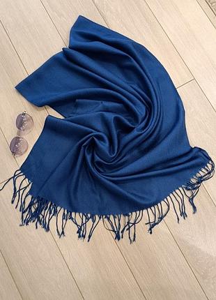 Синій шарф-палантин із пашміни від бренду pashmina з декоративною бахромою по краях