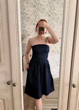 Стильна темна джинсова сукня-бандо від zara  має приталений корсетний ліф та розкльошену міді-спідницю з практичними кишенями