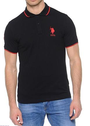 Черная мужская футболка-поло от u.s. polo assn. с красным логотипом и цифрой «3» на рукаве