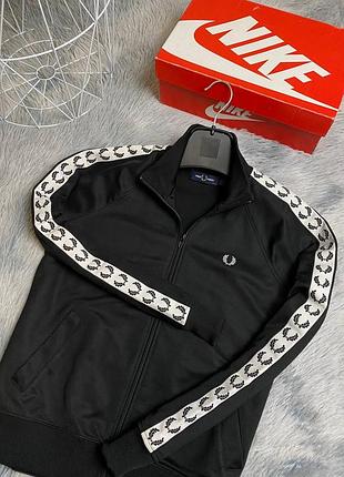 Жіноча олімпійка на лампасах чорного кольору fred perry футболка майка шорти худі кофта вінтажна костюм